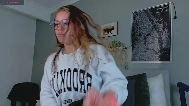 Snapshot of BelaMiller_ chatting on 10-11-25, 11:42 BelaMiller online show from 10-11-25, 11:42