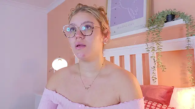 Snapshot of BelaMiller_ chatting on 10-21-25, 11:33 BelaMiller online show from 10-21-25, 11:33