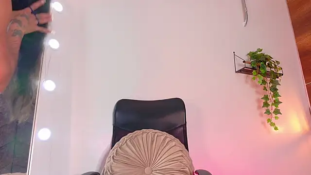 TiffValentinee  online show from 10-20-25, 07:58