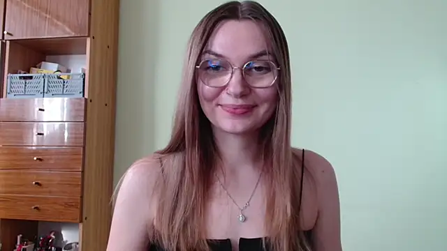 Snapshot of LooveELLYx chatting on 10-13-25, 01:33 LooveELLYx online show from 10-13-25, 01:33