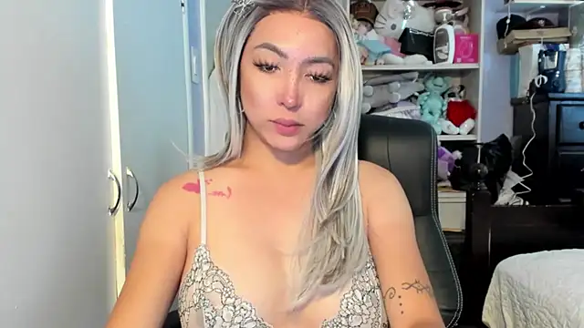 Snapshot of TeenageDreamTS chatting on 10-18-25, 06:19 TeenageDreamTS online show from 10-18-25, 06:19