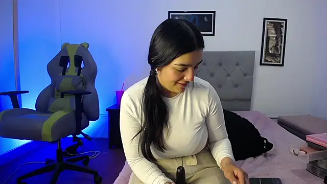 Esmeraldaa- online show from 10-25-25, 04:20