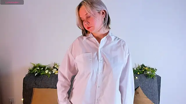 Snapshot of girlllsooft chatting on 09-22-25, 04:20 girlllsooft online show from 09-22-25, 04:20