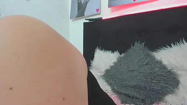 Snapshot of katherine_blair chatting on 04-06-26, 12:06 katherine blair online show from 04-06-26, 12:06