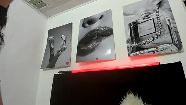 Snapshot of katherine_blair chatting on 04-10-26, 12:10 katherine blair online show from 04-10-26, 12:10