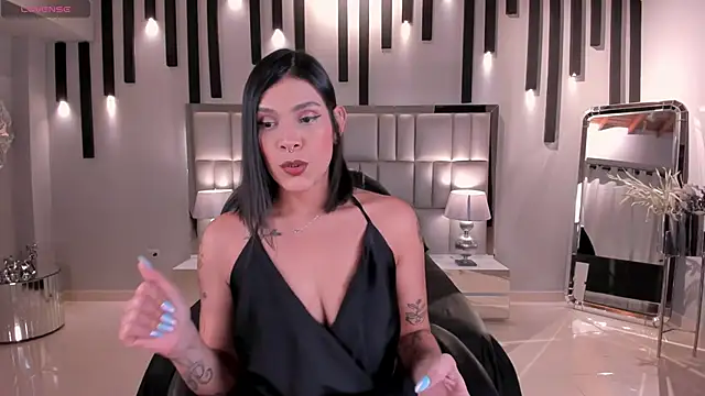 Snapshot of SarahYates chatting on 10-28-25, 04:16 SarahYates online show from 10-28-25, 04:16