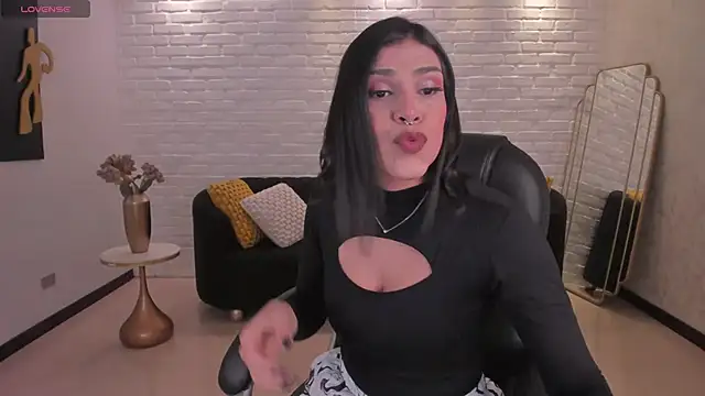 Snapshot of SarahYates chatting on 11-21-25, 04:22 SarahYates online show from 11-21-25, 04:22