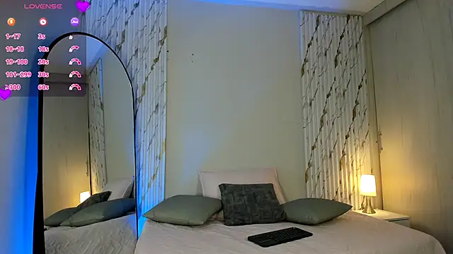 Snapshot of MissVioleet_ chatting on 10-16-25, 05:14 MissVioleet online show from 10-16-25, 05:14