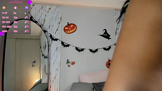 Snapshot of MissVioleet_ chatting on 10-19-25, 05:02 MissVioleet online show from 10-19-25, 05:02