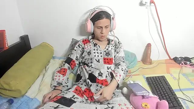 Snapshot of Petite-Goth chatting on 11-15-25, 11:21 Petite-Goth online show from 11-15-25, 11:21