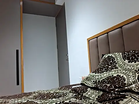 Snapshot of Vince-18 chatting on 10-23-25, 04:39 Vince-18 online show from 10-23-25, 04:39