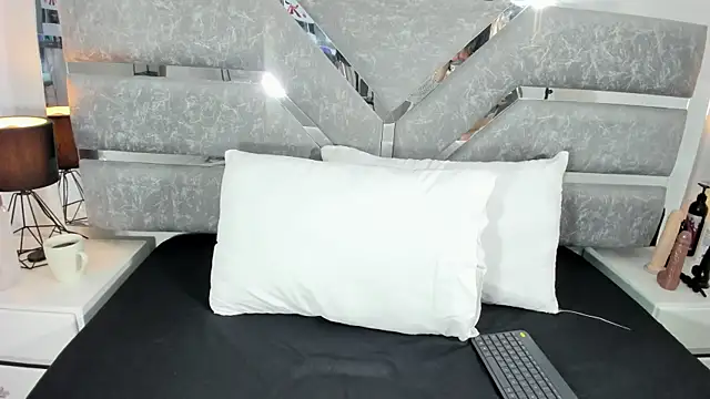 Karla-Lin online show from 10-27-25, 01:04