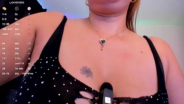 luciamature  online show from 10-15-25, 08:53