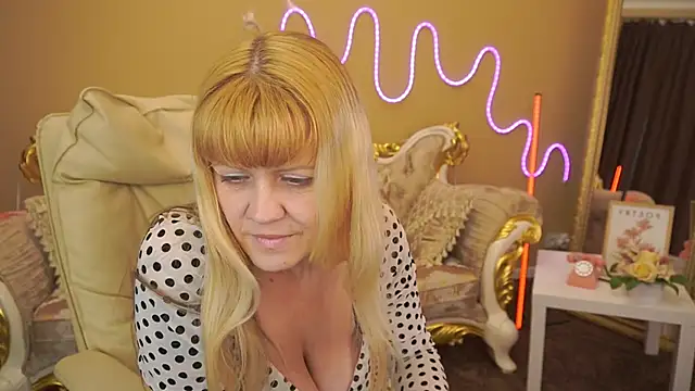 BellaLaPetit online show from 11-10-25, 02:38