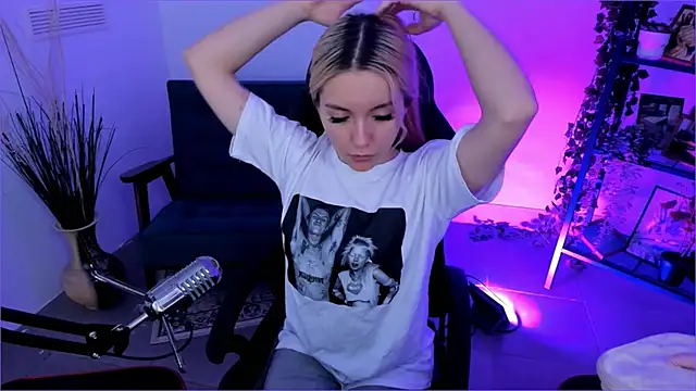 Snapshot of AuroraWrenfield chatting on 10-09-25, 04:43 AuroraWrenfield online show from 10-09-25, 04:43