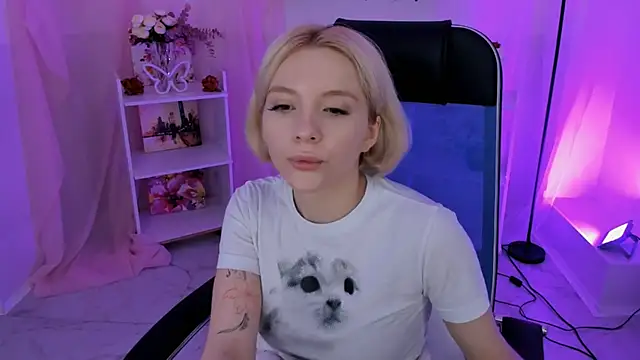 Snapshot of AuroraWrenfield chatting on 10-28-25, 04:38 AuroraWrenfield online show from 10-28-25, 04:38