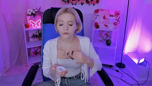 Snapshot of AuroraWrenfield chatting on 10-30-25, 10:27 AuroraWrenfield online show from 10-30-25, 10:27