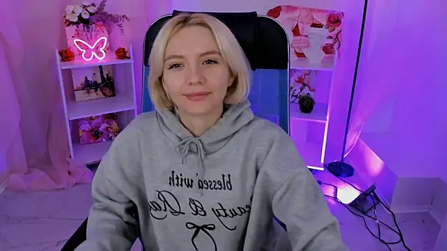 Snapshot of AuroraWrenfield chatting on 11-05-25, 04:23 AuroraWrenfield online show from 11-05-25, 04:23