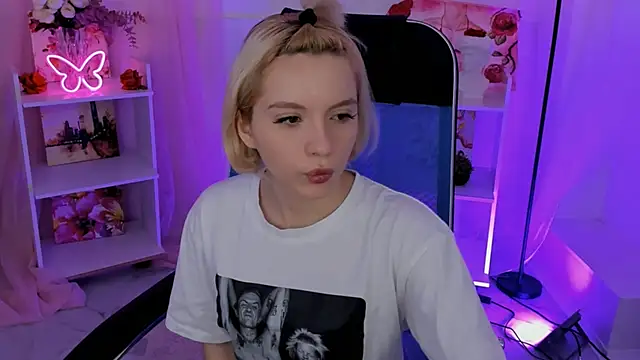 Snapshot of AuroraWrenfield chatting on 11-06-25, 07:31 AuroraWrenfield online show from 11-06-25, 07:31