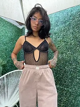 Snapshot of TweetiePieXXX chatting on 02-24-26, 09:02 TweetiePieXXX online show from 02-24-26, 09:02