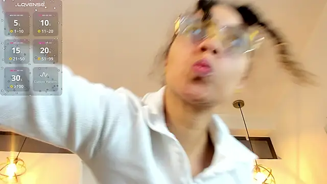 Hanna Cornee  online show from 11-17-25, 01:39