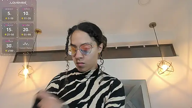 Hanna Cornee  online show from 11-21-25, 01:32