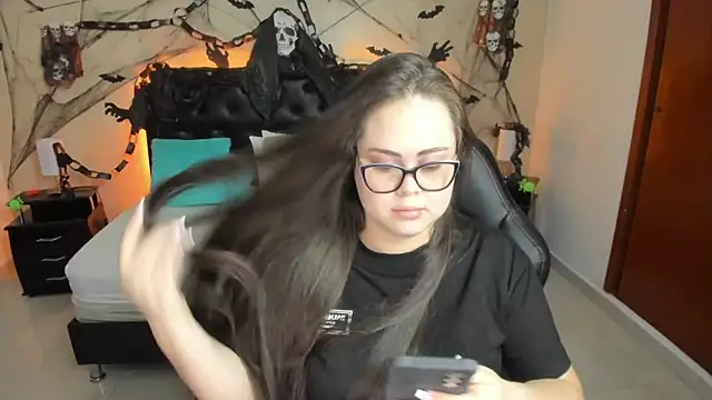 LolaVillalobos online show from 10-16-25, 02:07