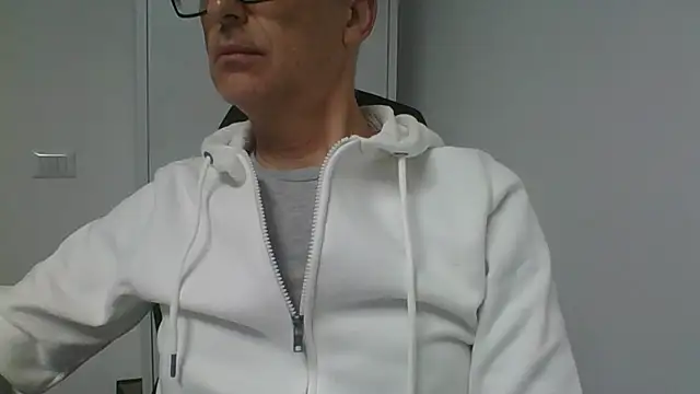 Snapshot of Sensor2000 chatting on 12-22-25, 08:00 Sensor2000 online show from 12-22-25, 08:00