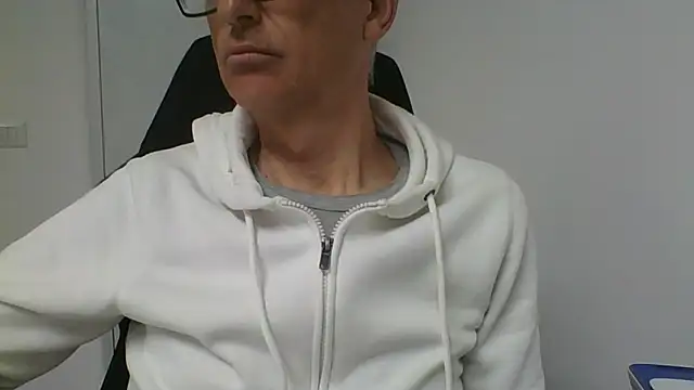 Snapshot of Sensor2000 chatting on 02-25-26, 11:09 Sensor2000 online show from 02-25-26, 11:09