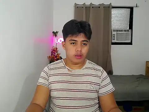 Snapshot of Hugecock2hundle_intown chatting on 11-07-25, 02:17 Hugecock2hundle intown online show from 11-07-25, 02:17