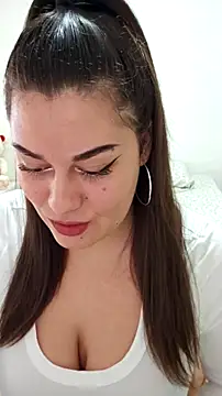 Larissa4U online show from 11-17-25, 03:07