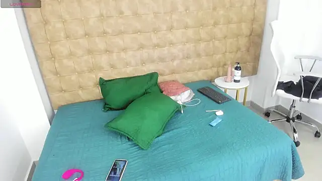 Snapshot of MiiaSmith__ chatting on 11-06-25, 09:37 MiiaSmith online show from 11-06-25, 09:37