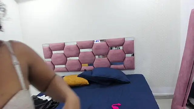 Snapshot of MiiaSmith__ chatting on 11-18-25, 09:19 MiiaSmith online show from 11-18-25, 09:19