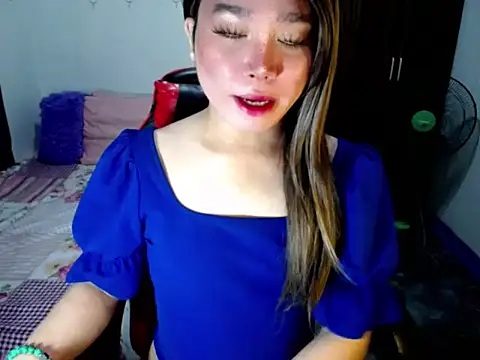 Snapshot of Urassiansweetcummer chatting on 10-14-25, 02:12 Urassiansweetcummer online show from 10-14-25, 02:12