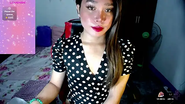 Snapshot of Urassiansweetcummer chatting on 10-17-25, 02:04 Urassiansweetcummer online show from 10-17-25, 02:04