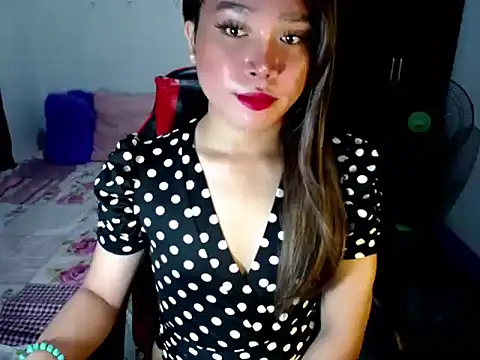 Snapshot of Urassiansweetcummer chatting on 10-17-25, 02:30 Urassiansweetcummer online show from 10-17-25, 02:30