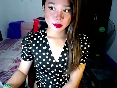 Snapshot of Urassiansweetcummer chatting on 10-27-25, 01:42 Urassiansweetcummer online show from 10-27-25, 01:42