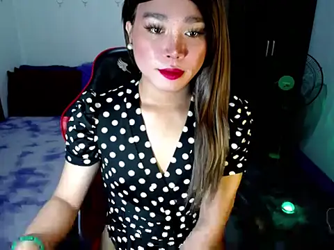 Snapshot of Urassiansweetcummer chatting on 12-15-25, 02:27 Urassiansweetcummer online show from 12-15-25, 02:27