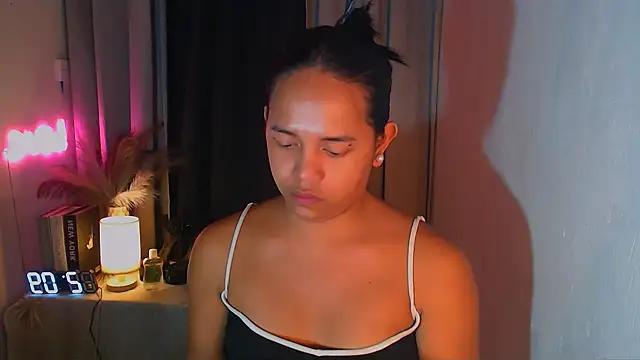 Lorainnelustts online show from 12-19-25, 04:52