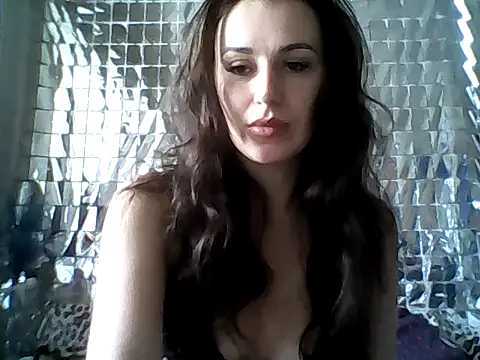 Snapshot of Qinini chatting on 10-13-25, 10:04 Qinini online show from 10-13-25, 10:04