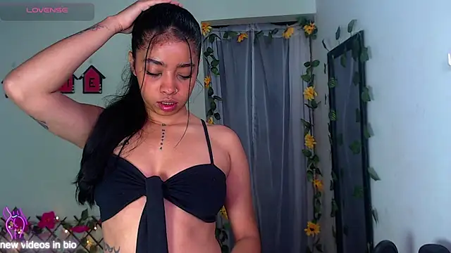 Snapshot of Angie_Lee01 chatting on 10-23-25, 11:53 Angie Lee01 online show from 10-23-25, 11:53