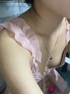 Snapshot of Mina048 chatting on 10-06-25, 04:43 Mina048 online show from 10-06-25, 04:43