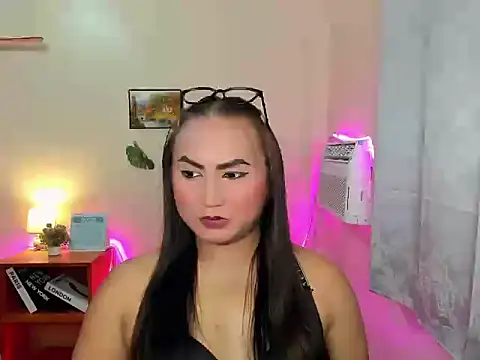 Snapshot of hella_queen chatting on 01-06-26, 05:27 hella queen online show from 01-06-26, 05:27