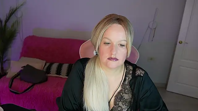 Snapshot of MariemLui chatting on 10-09-25, 10:35 MariemLui online show from 10-09-25, 10:35