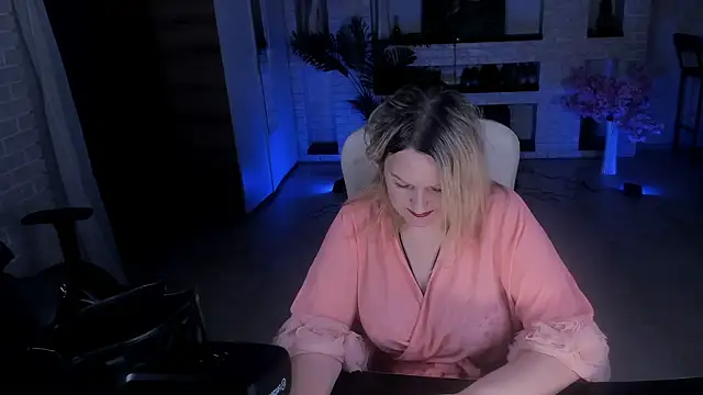 Snapshot of MariemLui chatting on 10-18-25, 11:00 MariemLui online show from 10-18-25, 11:00