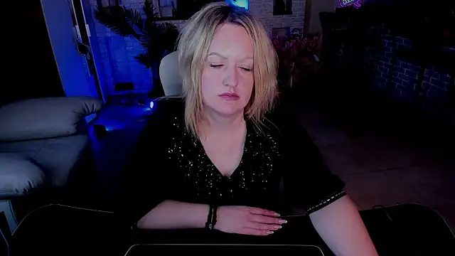 Snapshot of MariemLui chatting on 11-07-25, 02:06 MariemLui online show from 11-07-25, 02:06