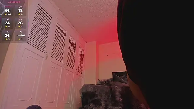 Snapshot of Draculairis chatting on 10-25-25, 02:35 Draculairis online show from 10-25-25, 02:35