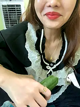 Snapshot of Ri210 chatting on 11-12-25, 02:23 Ri210 online show from 11-12-25, 02:23