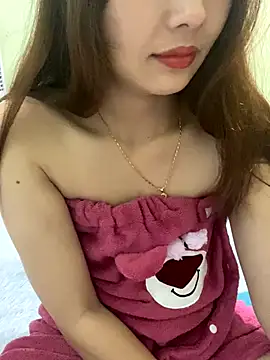 Snapshot of Ri210 chatting on 11-18-25, 01:44 Ri210 online show from 11-18-25, 01:44