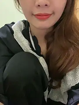 Snapshot of Ri210 chatting on 11-25-25, 01:00 Ri210 online show from 11-25-25, 01:00